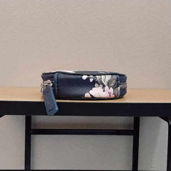 MIA & LUCAS Navy Floral Round Zip Coin Pouch – Like New - Picture 7 of 12